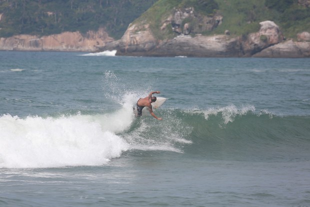 EGO Paulo Vilhena tira foto com fãs após manhã de surfe notícias de Praia