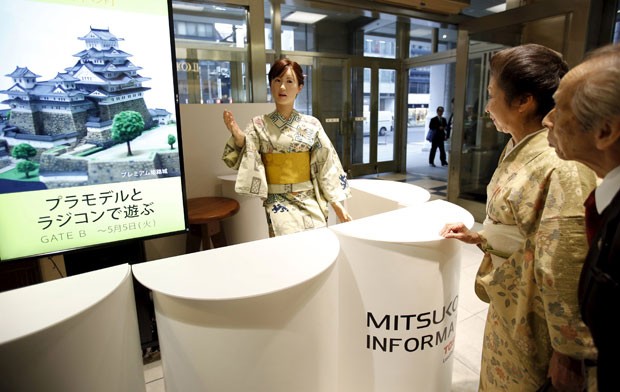Visitantes olham rob recepcionista em loja em Tquio nesta segunda-feira (20) (Foto: Issei Kato/Reuters)