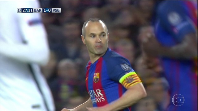 <p>
 Piqu&eacute; estica a perna para manter a posse, acaba dando um chap&eacute;u em Lucas e toca para Neymar rolar para Iniesta, que arrisca o chute de fora da &aacute;rea, mas manda por cima do gol.</p>
