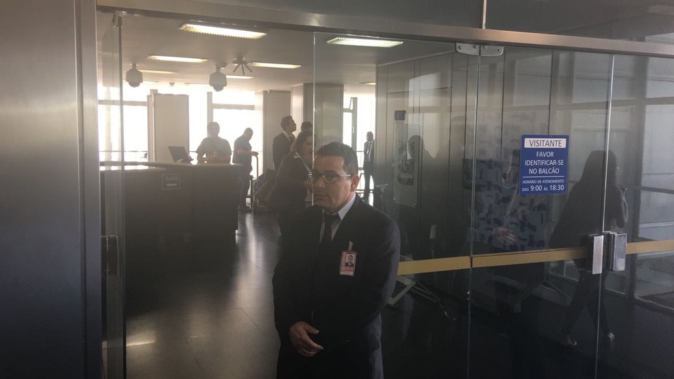 Polícia legislativa permitiu acesso apenas de funcionários ao corredor do gabinete do senador Aécio Neves (PSDB-MG) (Foto: Gustavo Garcia/G1)