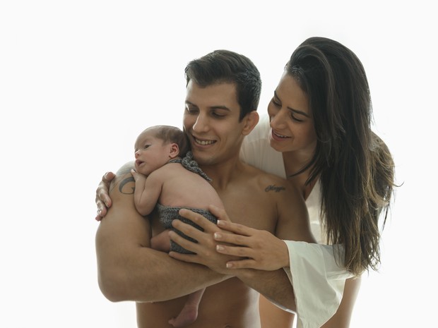 Lucilene Caetano e Felipe Sertanejo com o filho recém-nascido, Theo (Foto: Priscilla Félix/ Divulgação)