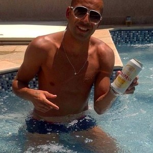 Atacante Emerson Sheik Posta Foto Em Dia De Sol Na Piscina