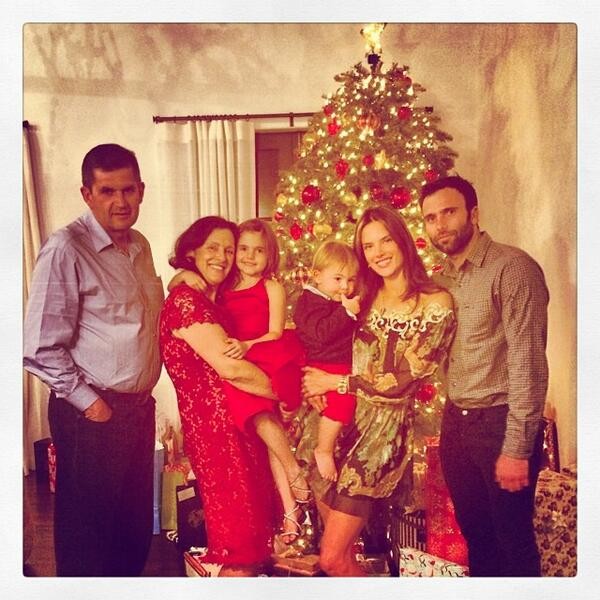 Alessandra Ambrósio e sua família (Foto: Twitter / Reprodução)