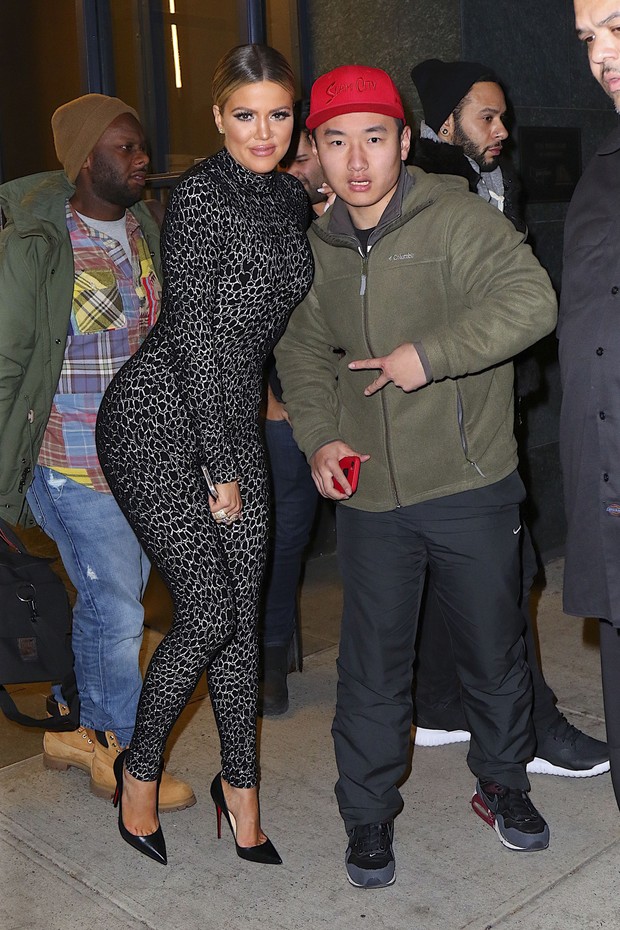 Khloe Kardashian posa com fã (Foto: Grosby Group)