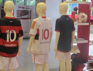 Camisas do Ronaldinho na loja do Flamengo (Foto: Richard Fausto / Globoesporte.com)