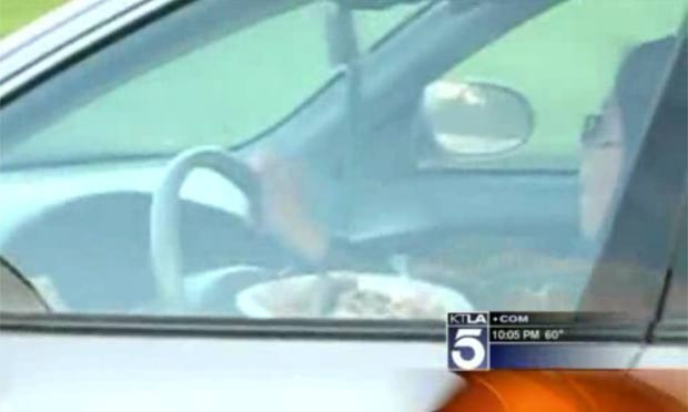 Neste ano, uma motorista foi flagrada com um prato de comida enquanto dirigia em uma avenida movimentada em Los Angeles, no estado da Califórnia (EUA). (Foto: Reprodução)