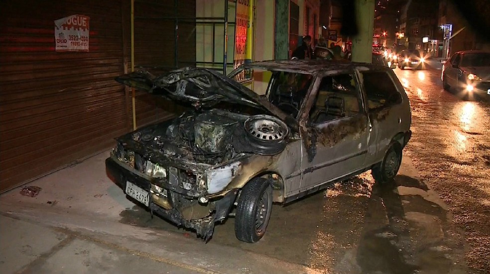 Pai e filho escaparam de incêndio em carro em Cachoeiro (Foto: Reprodução/TV Gazeta)