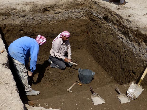 Arqueólogos em ação no Iraque (Foto: AP Photo/Stuart Campbell)