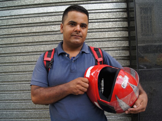Motoboy Francisco Ferreira Lima teve a moto destruída após explosão de bueiro em Copacabana (Foto: Carolina Lauriano/G1)