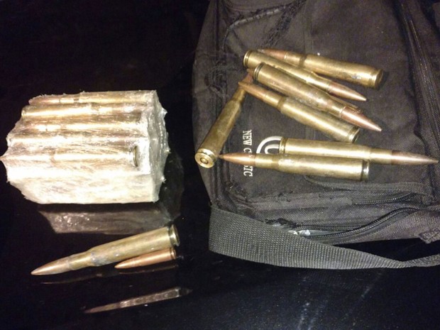Polícia encontrou cartuchos de fuzil calibre ponto 50 (Foto: Reprodução/WhatsApp) Polícia encontrou cartuchos de fuzil calibre ponto 50 (Foto: Reprodução/WhatsApp)