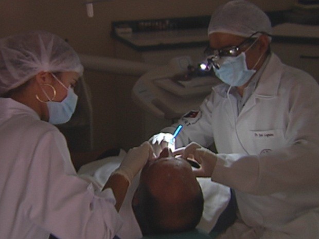 Dentista usou lanterna adaptada aos óculos (Foto: Reprodução/TV TEM)