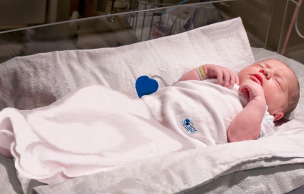 O monitoramento de sinais vitais por roupas inteligentes reduz o estresse de bebês prematuros e seus pais (Foto: BBC)