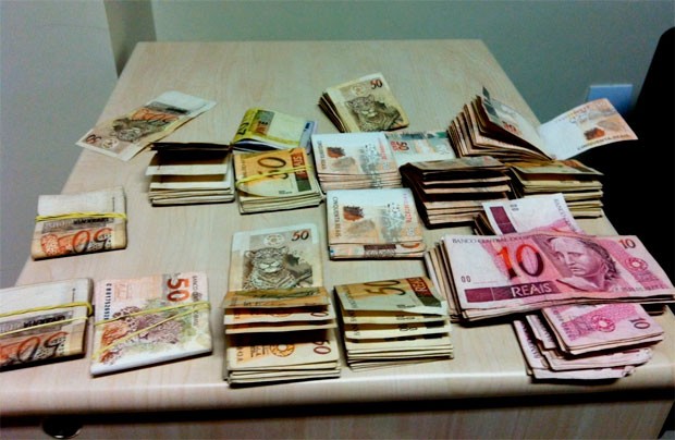 R$ 13 mil foram apreendidos no quarto de hotel onde o suspeito estava hospedado (Foto: Divulgação/PF)