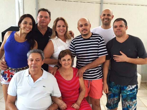 A dona de casa Marinha e o aposentado Miguelzinho com os seis filhos (Foto: Reproduo)