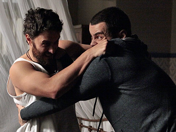 Rodrigo luta com Fernando (Foto: Amor Eterno Amor/TV Globo) Rodrigo luta com Fernando (Foto: Amor Eterno Amor/TV Globo)