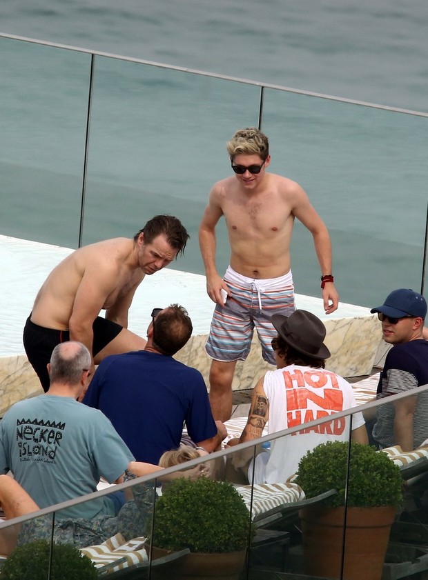 Integrantes do One Direction na piscina do hotel (Foto: Gabriel Reis e Delson Silva / AgNews)