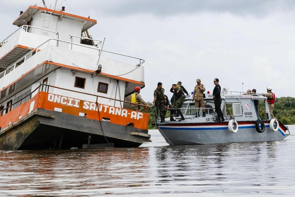 Corpo de Bombeiros e Marinha atuam nas buscas. — Foto: Secom / Divulgação