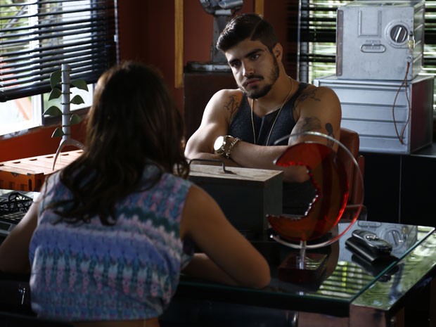 'Paciente', ele escuta o que sua amada tem a dizer (Foto: Raphael Dias/Gshow) 'Paciente', ele escuta o que sua amada tem a dizer (Foto: Raphael Dias/Gshow)