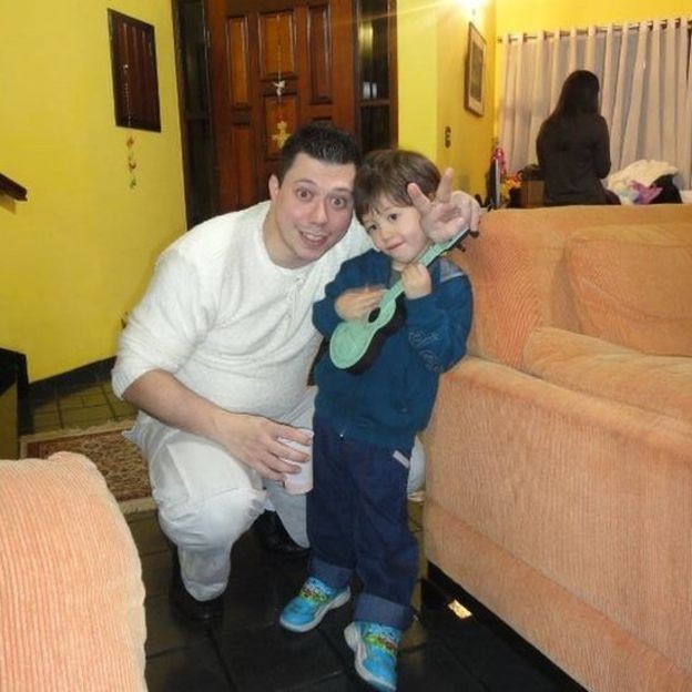 Daniel Galvão com o filho Daniel, numa foto tirada há três anos no Brasil (Foto: Arquivo Pessoal/BBC) Daniel Galvão com o filho Daniel, numa foto tirada há três anos no Brasil (Foto: Arquivo Pessoal/BBC)