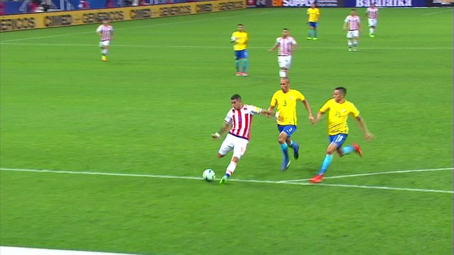 <p>
	Miranda erra passe no meio, Paraguai rouba, Derlis Gonz&aacute;lez fica com a bola, sai em velocidade e chuta cruzado, de direita, mas bola vai para fora!</p>
