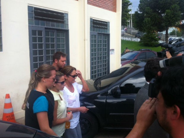 Vereadora Ana Maria (PT) é escoltada na saída da delegacia (Foto: Eduardo Scola/RPC TV)