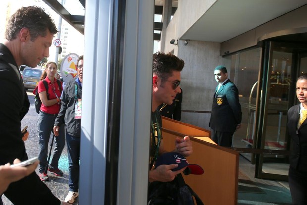 Zac Efron grava em Copacabana (Foto: Gabriel Reis e Andre Freitas/ Ag. News )