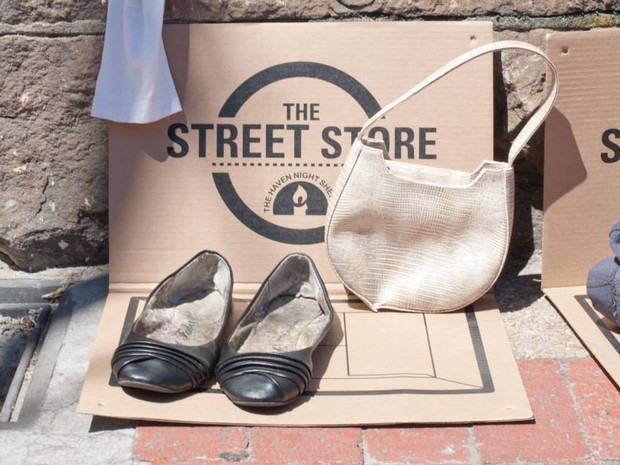 Moradores de rua v&atilde;o poder experimentar as roupas, como se estivessem em uma loja de verdade (Foto: Neal Tofesky/Divulga&ccedil;&atilde;o/Street Store)