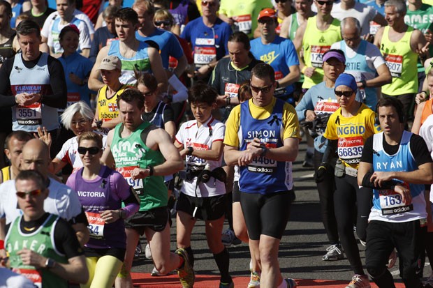 Participantes da maratona usaram fitas pretas em homenagem (Foto: Sang Tan/AP)