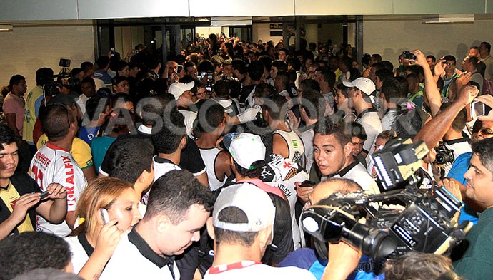 torcida no desembarque do Vasco no Piauí (Foto: Marcelo Sadio / Site Oficial do Vasco)