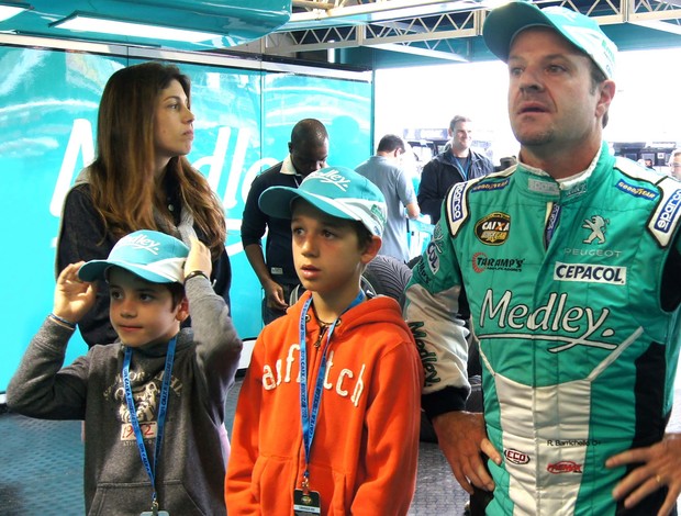 Stock Car - Rubens Barrichello ao lado da esposa e dos filhos no box (Foto: Miguel Costa Jr. / divulgação)