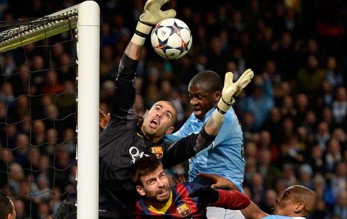 Toure e Valdes, Manchester City x Barcelona (Foto: Reuters)