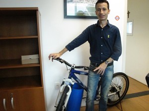 Kenny mostra a bicicleta que tem no gabinete (Foto: Mariane Rossi/G1)