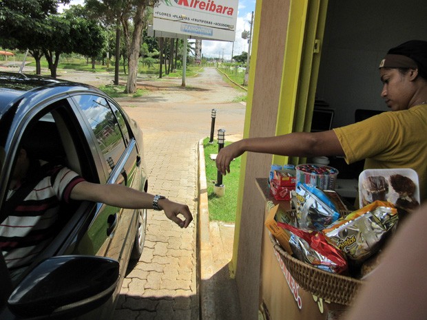 Motorista paga por pão em padaria drive thru em Taguatinga (Foto: Isabella Formiga/G1)