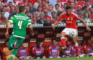 Julio César no banco do Benfica, de amarelo, ao fundo (Foto: Site oficial do Benfica)