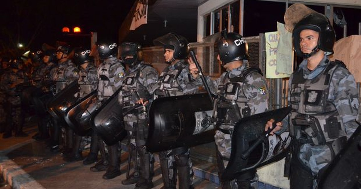 G1 Grupo Radical Joga Pedras E Tenta Invadir A Prefeitura De Aracaju Notícias Em Sergipe