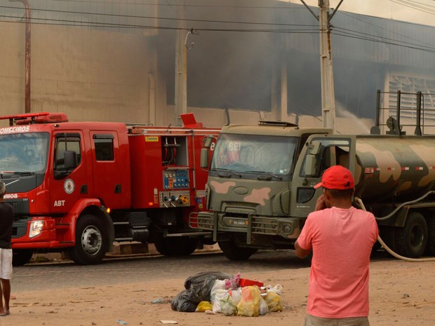 Incêndio em supermercado mobiliza Corpo de Bombeiros (Foto: Ed Santos/Acorda Cidade) Incêndio em supermercado mobiliza Corpo de Bombeiros (Foto: Ed Santos/Acorda Cidade)