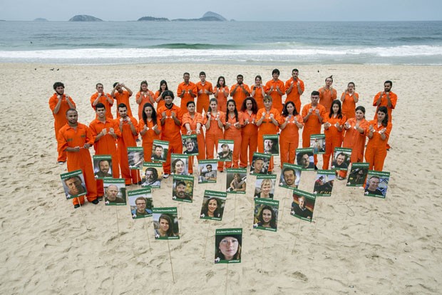 Ativistas do Greenpeace realizam protesto nesta sexta-feira na Praia do Leblon, no Rio de Janeiro, lembrando que 30 ativistas, incluindo a brasileira Ana Paula Maciel, estão presos na Rússia desde 18 de setembro (Foto: Divulgação/Greenpeace)