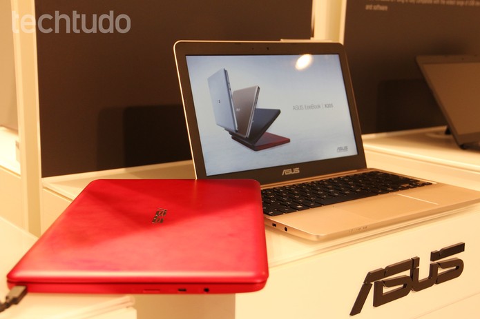 Asus Eeebook tem tela de 11,6 polegadas (Foto: Fabrício Vitorino/TechTudo) Asus Eeebook tem tela de 11,6 polegadas (Foto: Fabrício Vitorino/TechTudo)