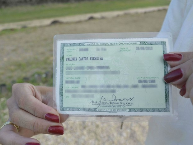 Falonha Santos Ferreira, de 25 anos, já se acostumou com o nome (Foto: Cássio Albuquerque/G1)