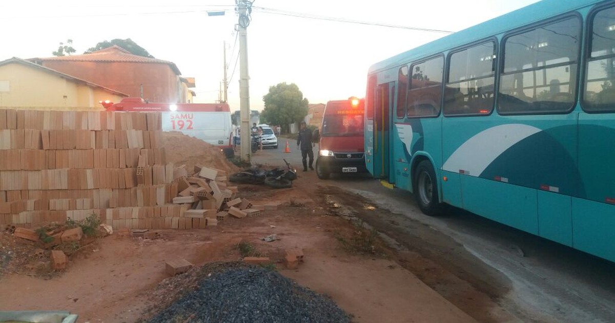 G1 - Ônibus bate em motocicleta e duas pessoas morrem em ... - Globo.com