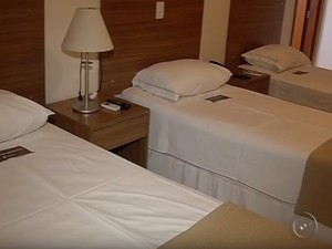 Nos hotéis, os quartos com três camas são os preferidos (Foto: Reprodução/TV TEM) Nos hotéis, os quartos com três camas são os preferidos (Foto: Reprodução/TV TEM)