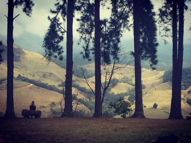 Tatá Werneck descansando em Visconde de Mauá: repare no cenário (Foto: Reprodução/Instagram)