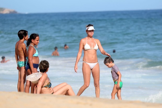 Letícia Birkhauer curte praia com o filho (Foto: ANDRÉ FREITAS/ AGNEWS )