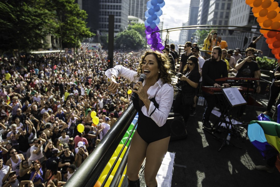 Daniela Mercury se apresentou e arrastou uma multidão na tarde deste domingo (18), na 21ª Parada do Orgulho LGBT na Avenida Paulista (Foto: Bruno Rocha/Fotoarena/Estadão Conteúdo)