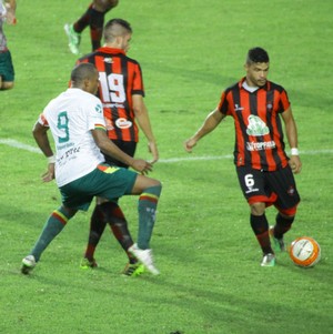Técnico elogiou a postura da equipe mesmo com laterais improvisados (Foto: Flora Dolores/O Estado)