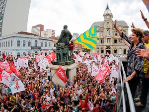 Dilma Rousseff (PT) em Curitiba, feliz da vida depois de comer um feijãozinho (Foto: Ichiro Guerra/Divulgação) Dilma Rousseff (PT) em Curitiba, feliz da vida depois de comer um feijãozinho (Foto: Ichiro Guerra/Divulgação)
