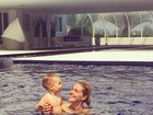 Ana Hickmann curte dia de piscina com o filho, Alexandre Jr.