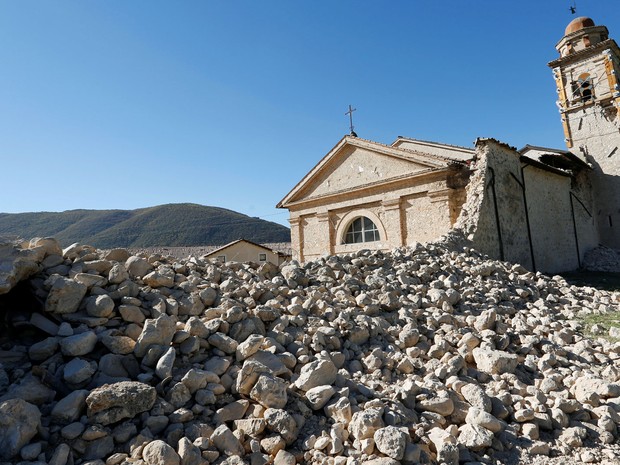 Igreja de Santo Antônio, que fica em uma estrada na Norcia, foi parcialmente destruída após terremoto que atingiu a Itália (Foto: Remo Casilli/Reuters)