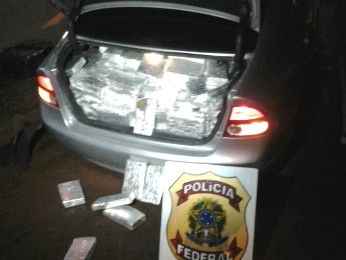 Carro carregado com a droga tem placas de São Leopoldo (RS) (Foto: Airton Serra / RPC TV)