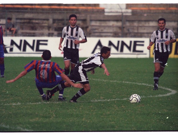 Ceará x Tiradentes pelo Campeonato Cearense em 2001 (Foto: Kid Júnior/ Agência Diário)